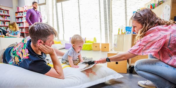 Boek & baby in de bibliotheek